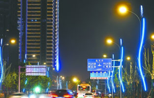 看到這個標(biāo)題你是不是覺得雷爾沃今天怎么改變話題了？當(dāng)你看完了這篇文章你就不會這么認(rèn)為了，這可是跟我們生活息息相關(guān)的一件事呢！那下面就跟隨雷爾沃電器公司小編一起了解下“智慧路燈是如何帶動經(jīng)濟(jì)高質(zhì)量發(fā)展的”吧！