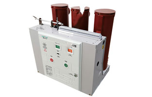 vs1戶內(nèi)真空斷路器具備滅弧電壓低、滅弧能力強、分斷速度快、開斷容量大、使用期長、適應頻繁操作等特性，在供電系統(tǒng)中逐漸替代了其他類型開關(guān)，獲得了普遍的運用。但真空斷路器在開斷過程中會形成過電壓，若在運作中錯誤操作，也會導致斷路器發(fā)生爆炸等事故，給生產(chǎn)安全帶來重大影響。因而需根據(jù)過電壓的類型采取相應的措施，以降低過電壓的形成和減少過電壓的數(shù)值，除真空斷路器生產(chǎn)制造工藝層面的問題外，能夠加裝保護器以更改負荷參數(shù)，進而達到目地。